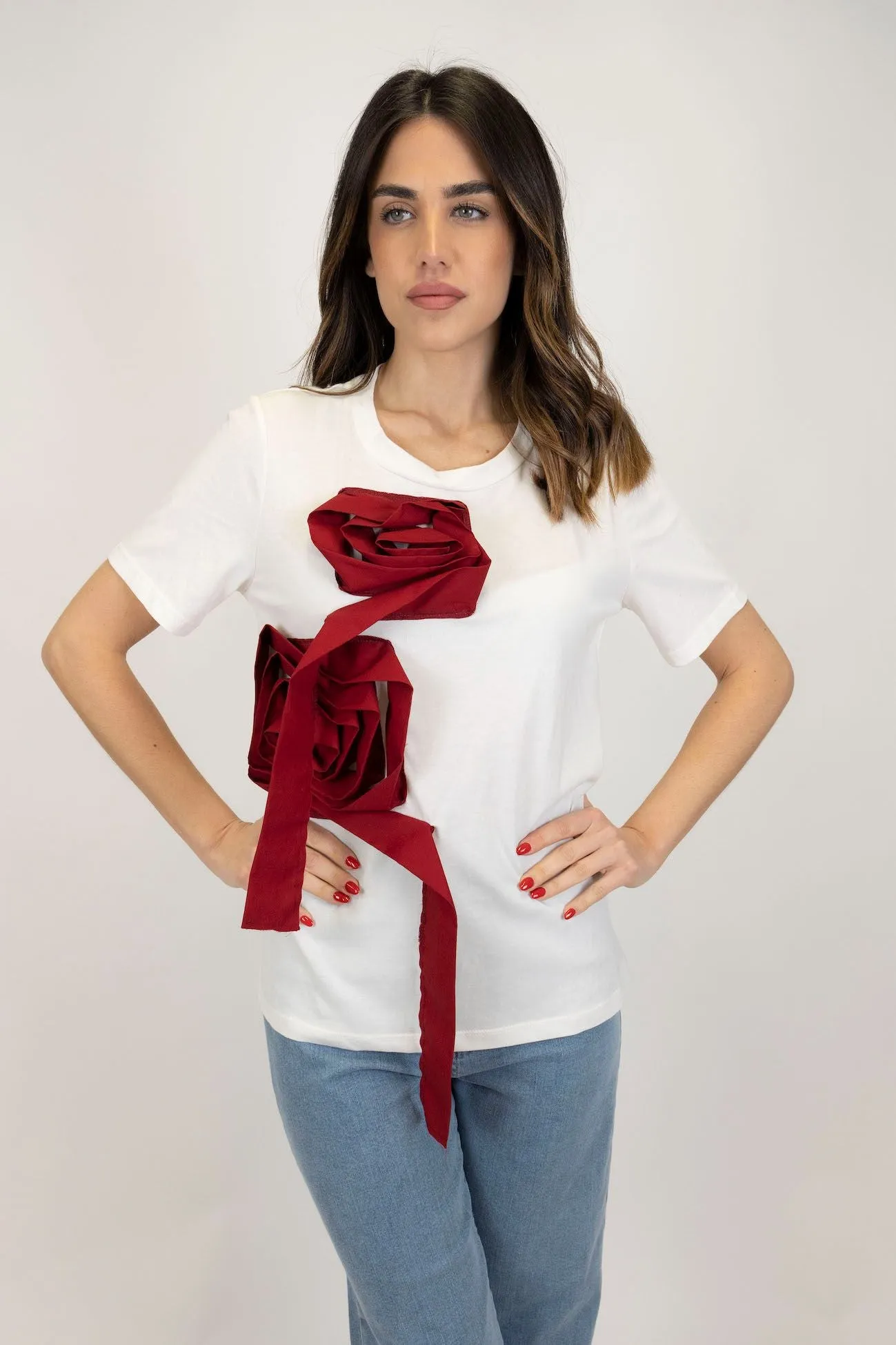 Tensione in - T-shirt con fiore ricamato a mano