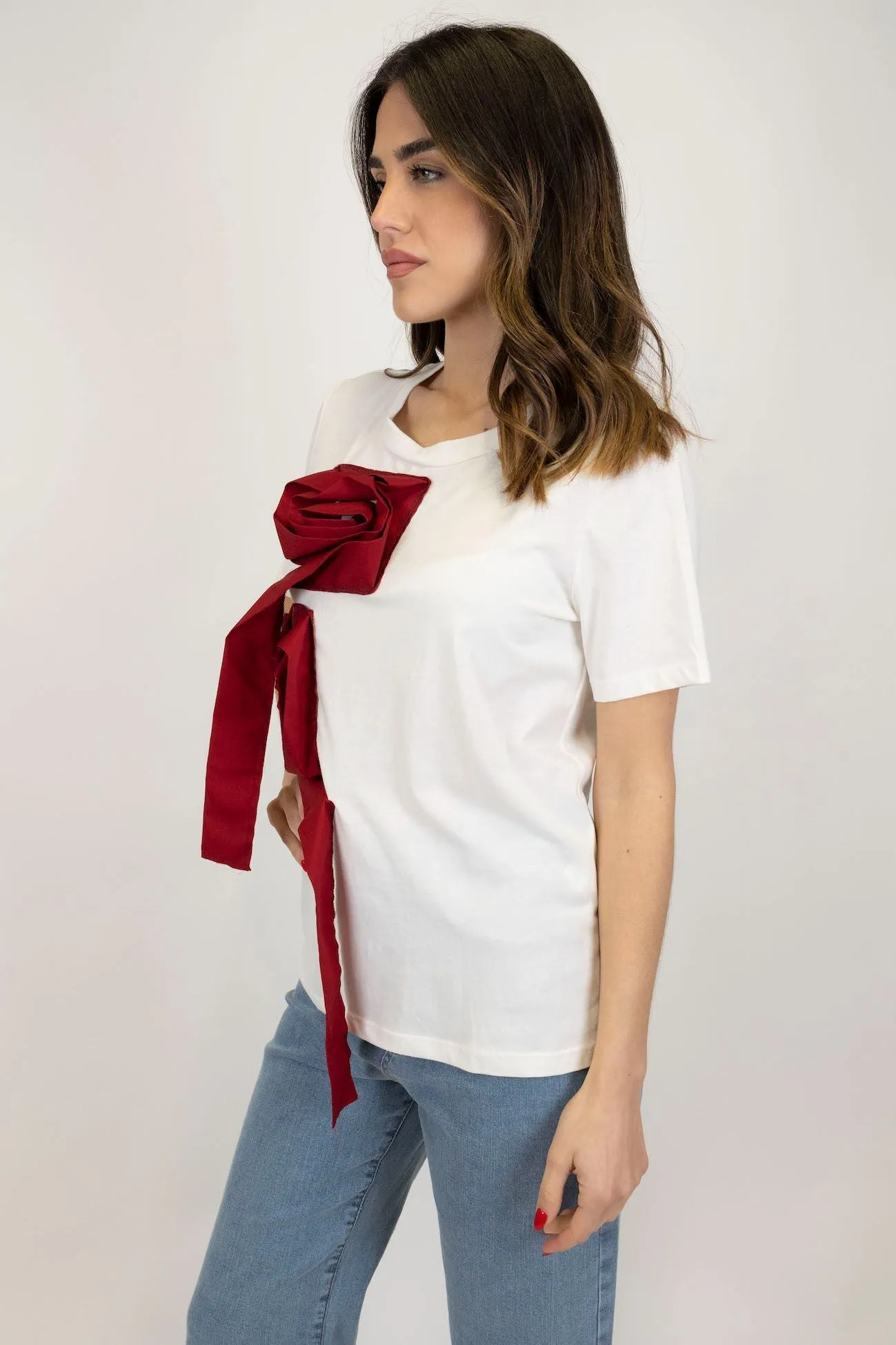 Tensione in - T-shirt con fiore ricamato a mano